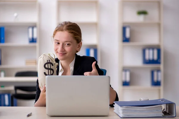 Ung kvinnlig anställd i lönebegreppet — Stockfoto