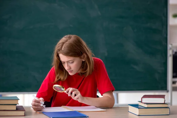 Mladá studentka se připravuje na zkoušky ve třídě — Stock fotografie