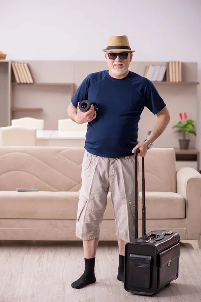 집에서 여행 할 준비를 하는 노인 — 스톡 사진
