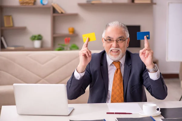 Oude mannelijke werknemer die thuis werkt tijdens een pandemie — Stockfoto