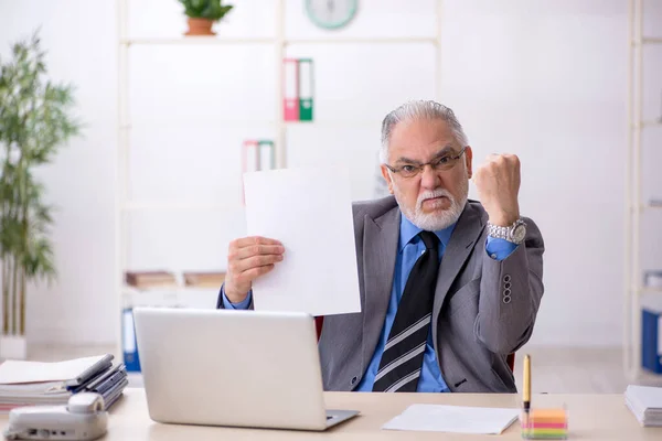 Old male employee working in the office — Stock Photo, Image