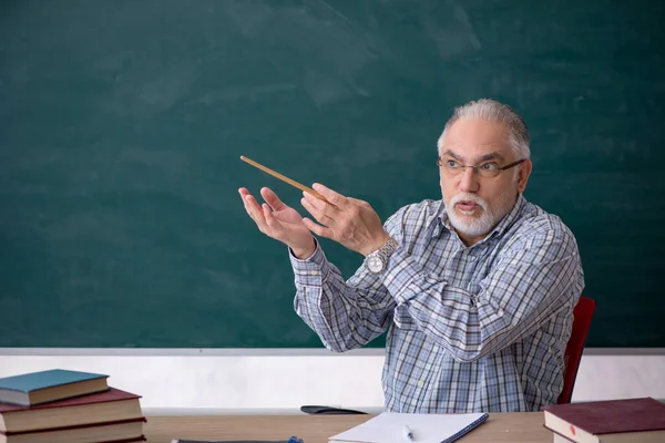 Gammal manlig lärare i klassrummet — Stockfoto