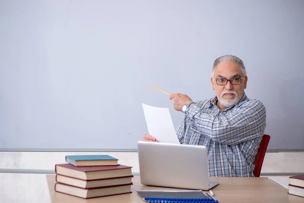 Oude mannelijke leraar in de klas — Stockfoto