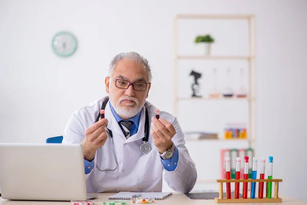 Oude mannelijke arts apotheker werkzaam in het lab — Stockfoto