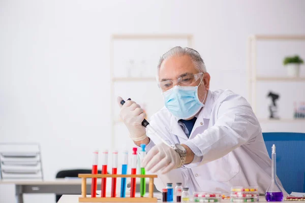 Ancien chimiste masculin dans le concept de synthèse des médicaments — Photo