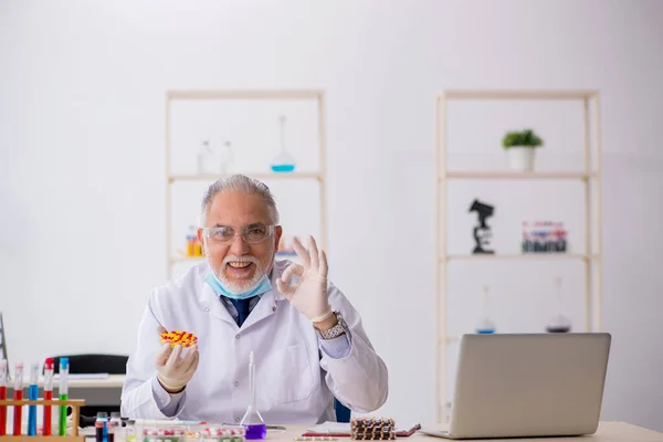 Starý chemik v konceptu syntézy drog — Stock fotografie