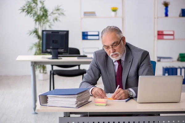 Alt männlich mitarbeiter sitting im die büro — Stockfoto