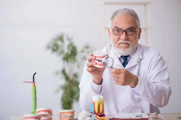 Alt männlich doktor zahnarzt working im die klinik — Stockfoto
