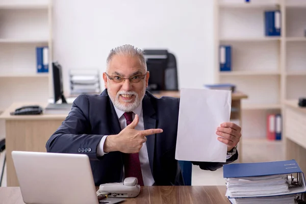 Velho empregado do sexo masculino que trabalha no escritório — Fotografia de Stock