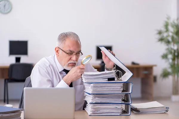 Alt männlich auditor arbeit im die büro — Stockfoto
