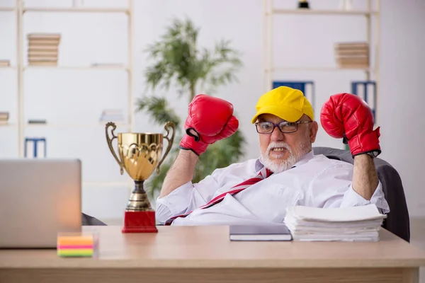 Alter männlicher Angestellter-Boxer erhält goldenen Pokal — Stockfoto