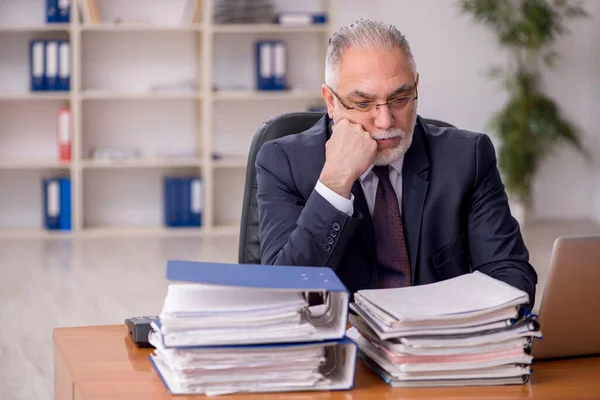 Alter männlicher Arbeitgeber und zu viel Arbeit im Büro — Stockfoto