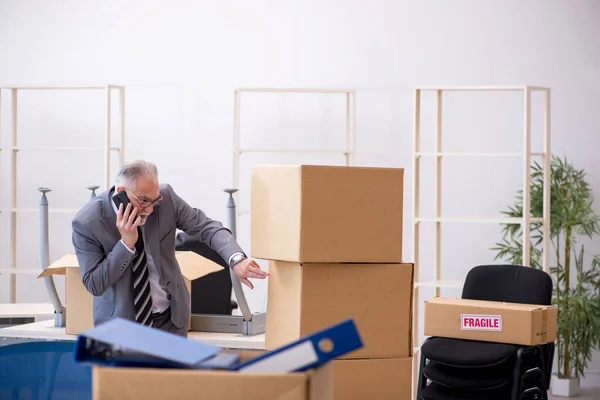 Old male employee in relocation concept — Stock Photo, Image