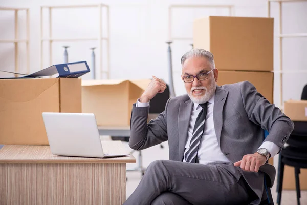 Old male employee in relocation concept — Stock Photo, Image
