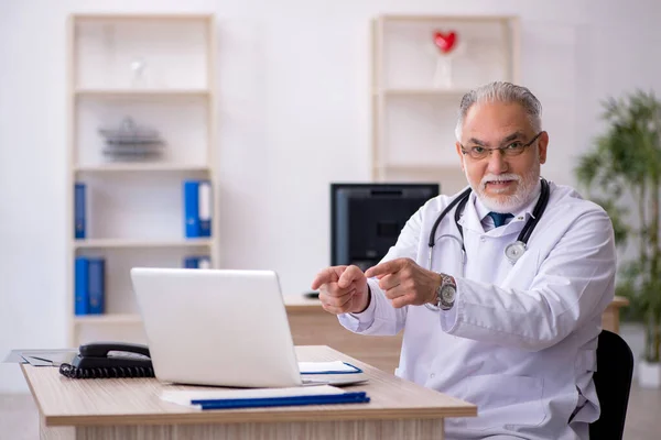 Teletıp konseptinde yaşlı bir doktor. — Stok fotoğraf