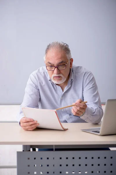 Oude mannelijke leraar voor het whiteboard — Stockfoto