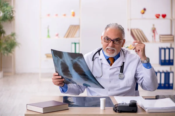 Vecchio medico radiologo maschile che lavora in clinica — Foto Stock