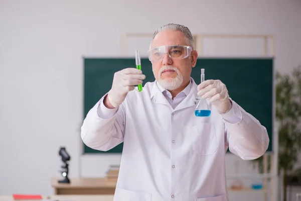 Παλιά αρσενική χημικός δάσκαλος στην τάξη — Φωτογραφία Αρχείου