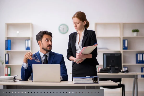 Two colleagues working in the office — Stock Photo, Image