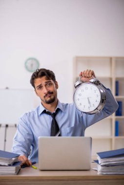 Zaman yönetimi konseptinde genç erkek çalışan