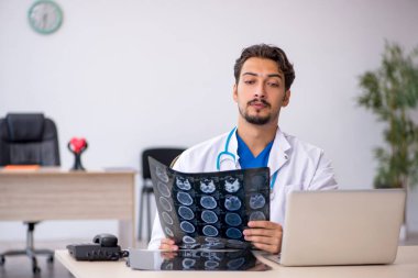 Klinikte çalışan genç bir erkek radyolog.