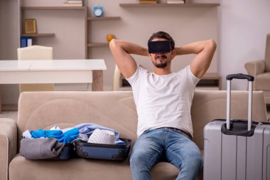 Genç adam eve gitmeye hazırlanıyor.