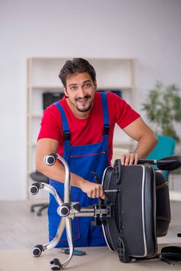 Atölyede çalışan genç bir tamirci.