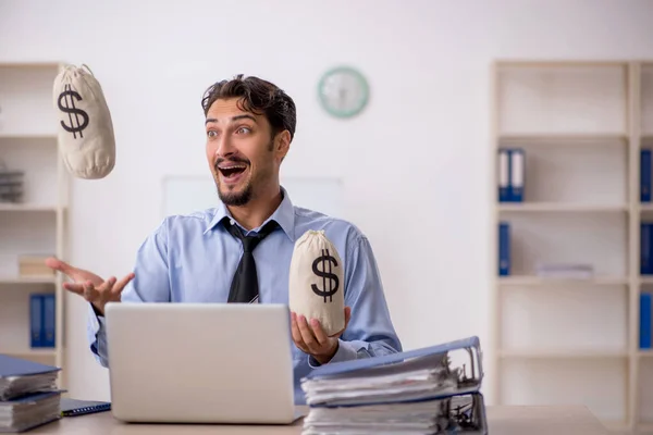 Joven trabajador masculino en concepto de remuneración — Foto de Stock