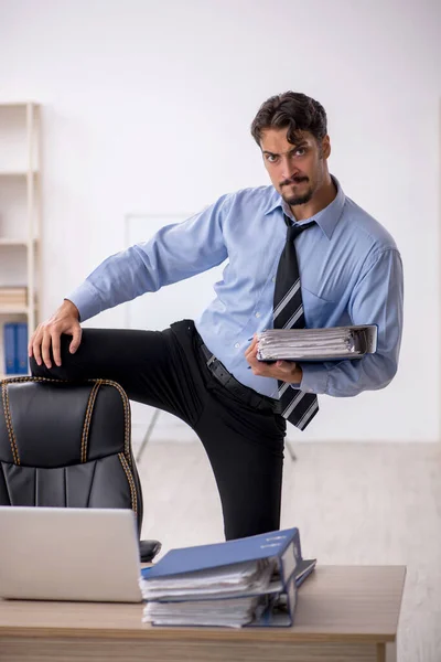 Joven empleado masculino que trabaja en la oficina — Foto de Stock