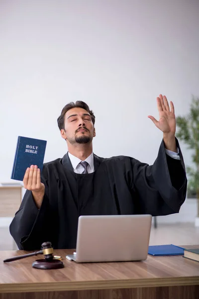 Juez joven tomando juramento sobre la Biblia de Holly —  Fotos de Stock