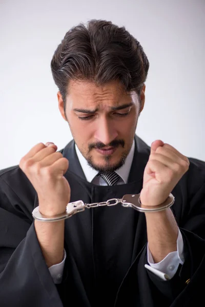 Jonge mannelijke rechter in corruptie concept — Stockfoto