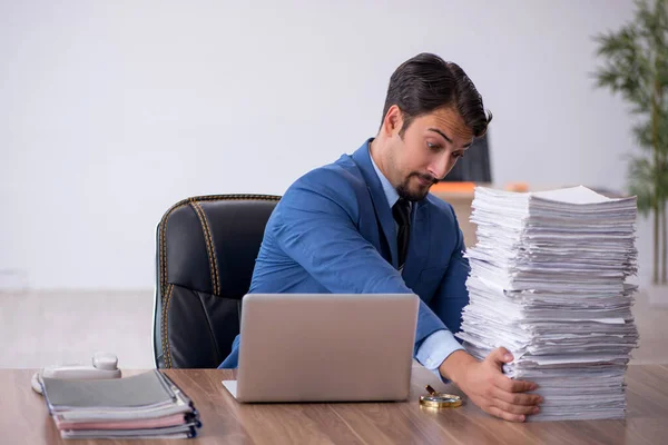 Mladý muž zaměstnanec nešťastný s nadměrnou prací v kanceláři — Stock fotografie