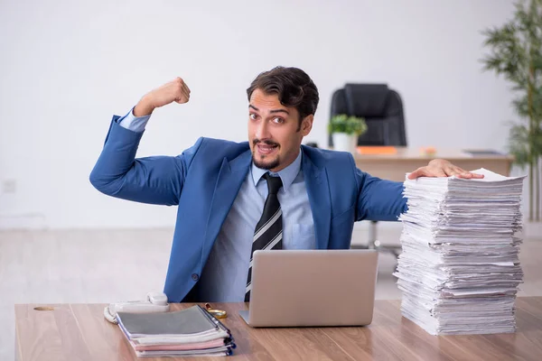 Joven empleado masculino descontento con el trabajo excesivo en la oficina —  Fotos de Stock