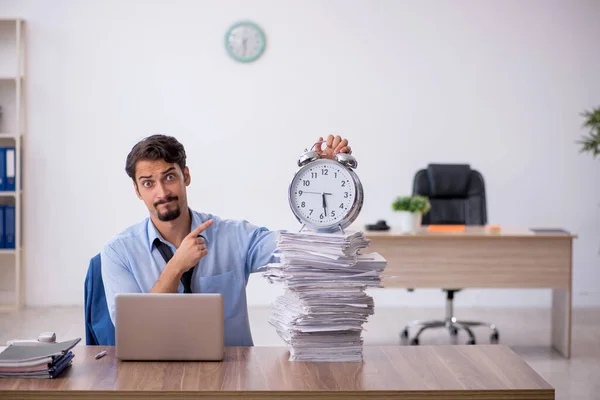 Junge männliche Mitarbeiter im Zeitmanagement-Konzept — Stockfoto