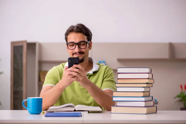 Jonge mannelijke student die thuis studeert — Stockfoto