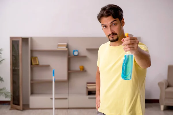 Young man doing housework at home — Stock Photo, Image