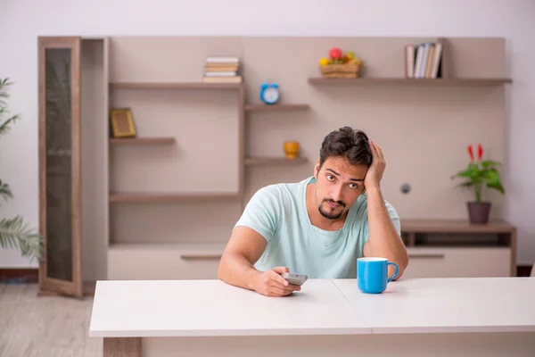 Jovem assistindo tv em casa — Fotografia de Stock