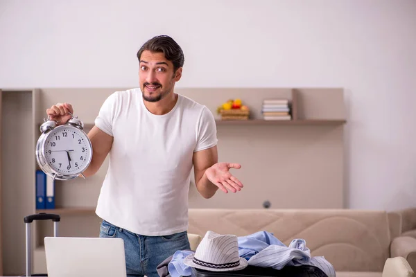 Joven preparándose para el viaje a casa — Foto de Stock