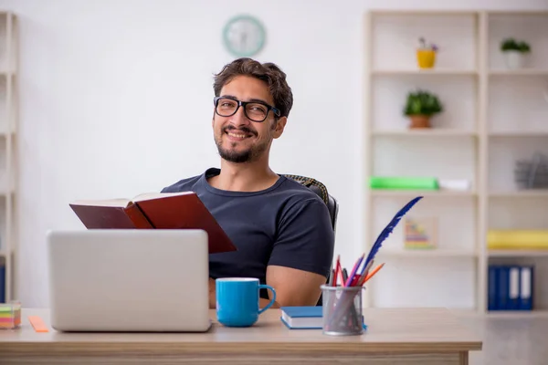 Joven diseñador masculino trabajando en la oficina — Foto de Stock