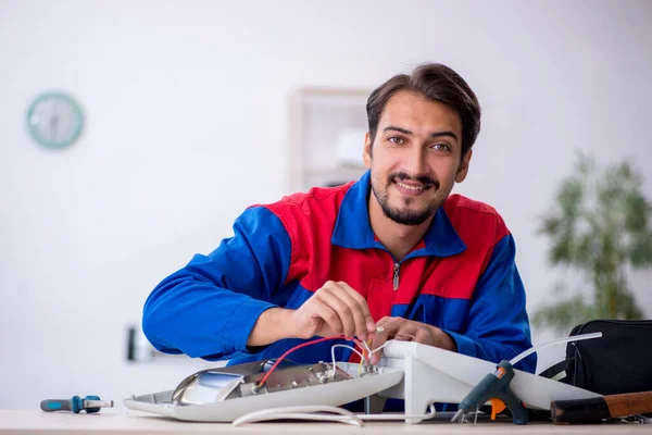 Junge männliche Reparaturkraft repariert Heizung — Stockfoto