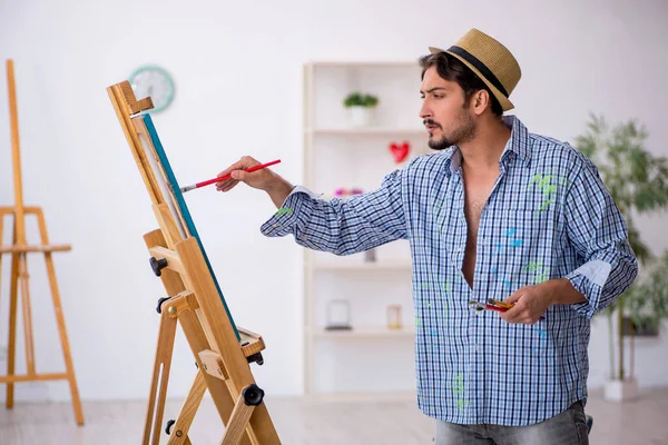 Młody człowiek lubi malować w studio — Zdjęcie stockowe