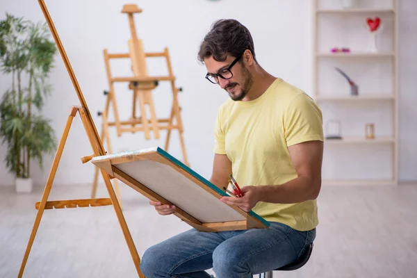 Junger Mann malt gern zu Hause — Stockfoto