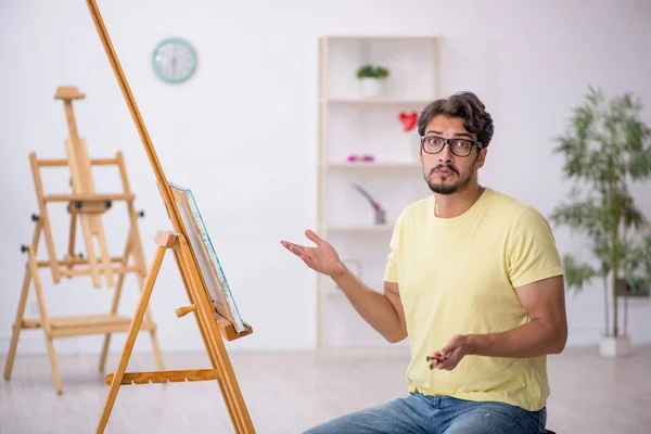 Jovem que gosta de pintar em casa — Fotografia de Stock