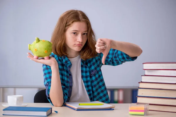 Młoda studentka w drogiej koncepcji edukacji — Zdjęcie stockowe