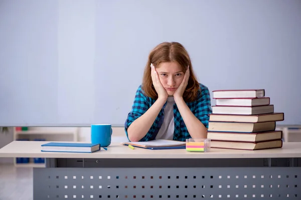 Jeune étudiante se préparant aux examens en classe — Photo