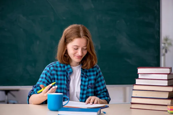 Mladá studentka se připravuje na zkoušky ve třídě — Stock fotografie