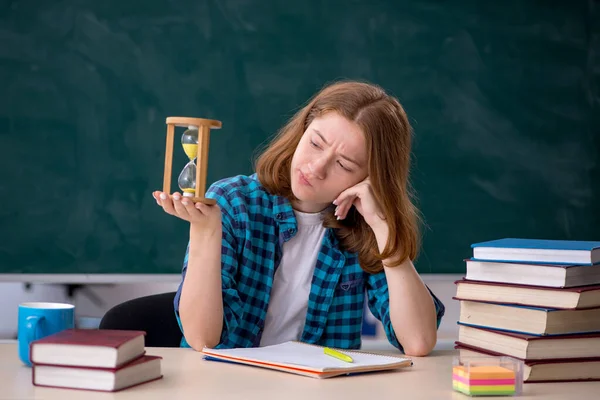 Młoda studentka w koncepcji zarządzania czasem — Zdjęcie stockowe