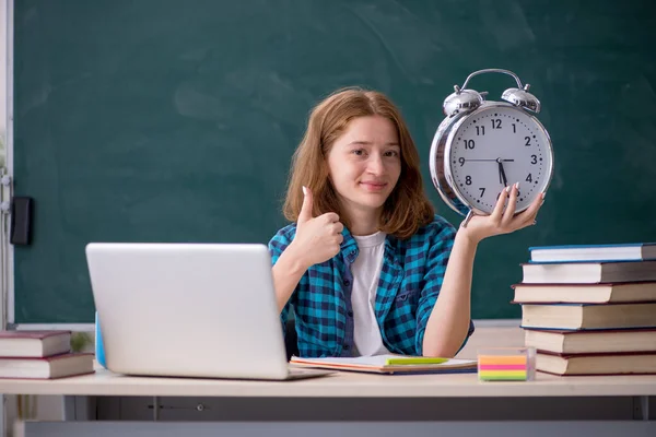 Jonge vrouwelijke student in time management concept — Stockfoto