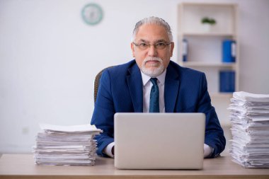 Eski erkek çalışanım ve ofiste çok işim var.