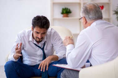 Genç işadamı psikologu ziyaret etti